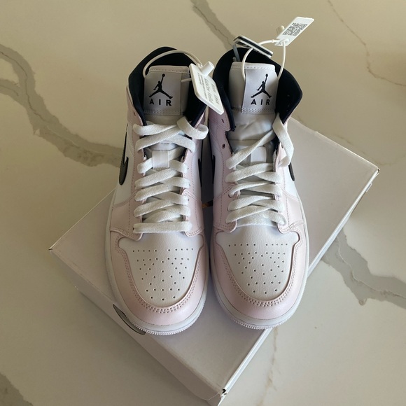 Wmns Air Jordan 1 Mid (BNIB) - Picture 5 of 9